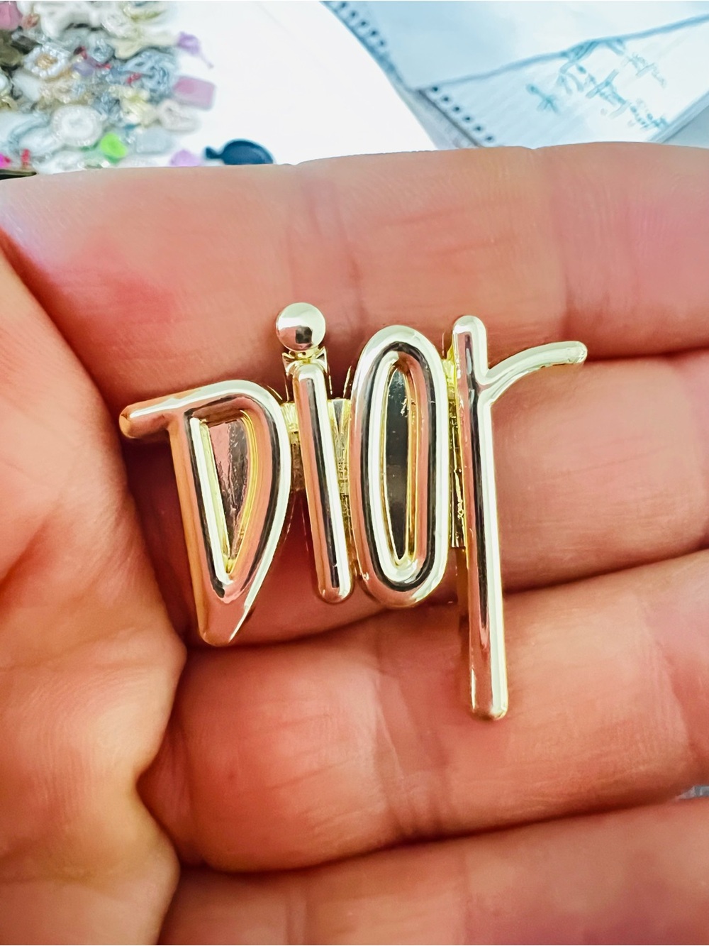 Gold Fashion Unbranded Tone Script Logo Brooch - Elegant Women's Accessory
